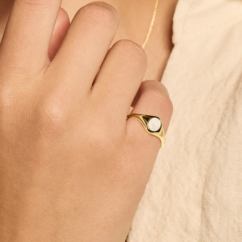 14ct Yellow Gold Pearl Stone Signet Ring