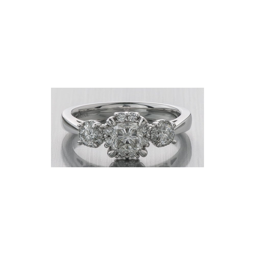 18CT WHITE GOLD 3 STONE DIAMOND RING WITH LARGER CENTRE DIAMOND