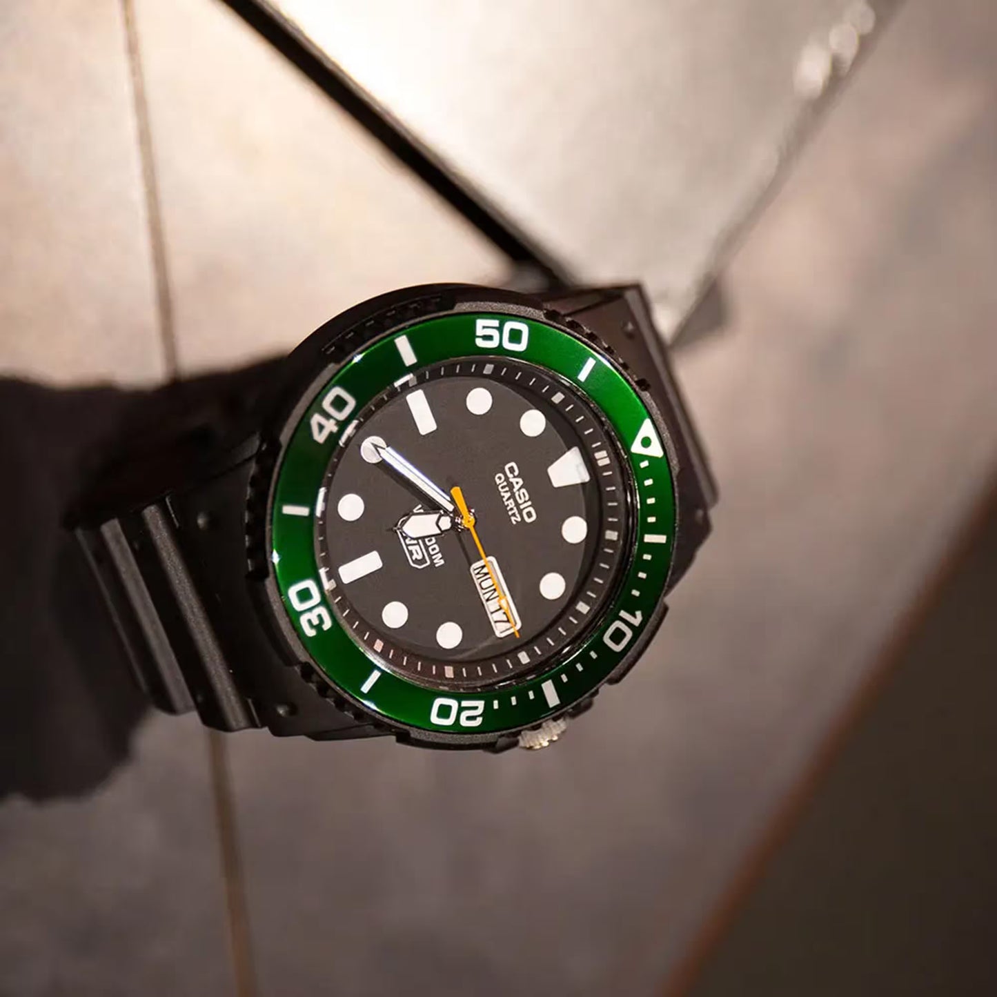 CASIO VINTAGE BLACK DIAL BLACK RESIN STRAP WATCH