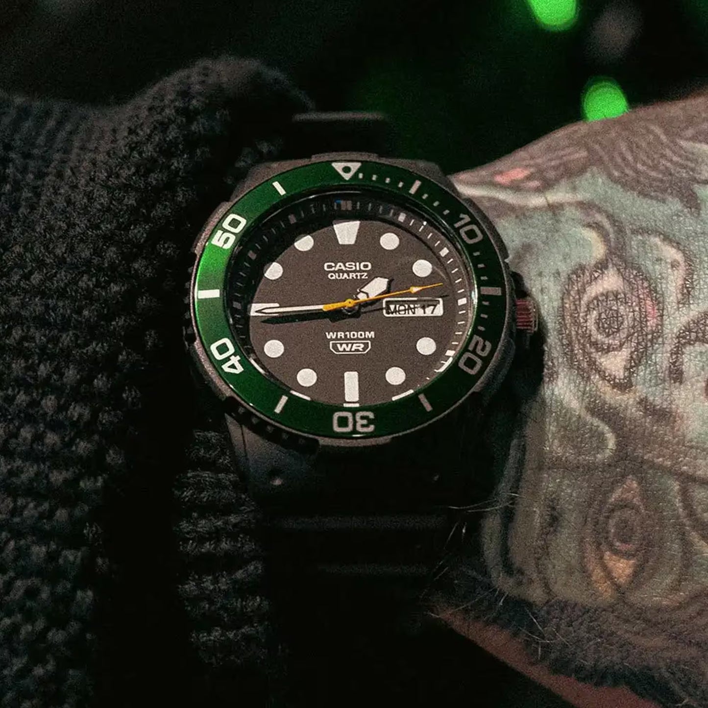 CASIO VINTAGE BLACK DIAL BLACK RESIN STRAP WATCH