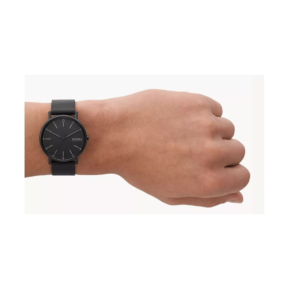 Signatur, Black Dial Three-Hand Black Leather Gents Watch